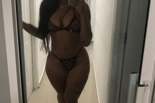 💋 Petite Beauty With a Naughty Smile🤤 - Image 1